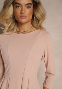 Renee - Różowa Sukienka o Rozkloszowanym Kroju z Ozdobnymi Przeszyciami Reanelis. Okazja: na spotkanie biznesowe. Kolor: różowy. Wzór: kolorowy. Typ sukienki: rozkloszowane. Styl: biznesowy, elegancki #5