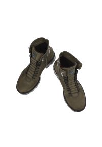 Zielone Botki Nessi Stylowe Obuwie Damskie Ze Skóry Naturalnej Nubuk. Zapięcie: sznurówki. Kolor: zielony. Materiał: skóra, nubuk. Wzór: moro. Sezon: zima, jesień. Styl: elegancki #6