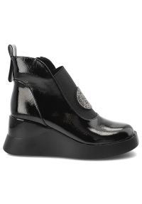 Czarne Botki S.Barski Wygodne Lakierowane Buty Damskie. Okazja: na co dzień. Zapięcie: zamek. Kolor: czarny. Materiał: lakier. Wzór: aplikacja. Obcas: na koturnie. Styl: casual, elegancki #3