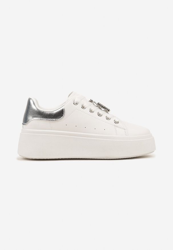 Renee - Biało-Srebrne Sneakersy na Platformie Ozdobione Cyrkoniami i Aplikacją 3D Daneria. Okazja: na co dzień. Nosek buta: okrągły. Zapięcie: sznurówki. Kolor: biały. Materiał: materiał, jeans. Wzór: aplikacja. Obcas: na platformie. Wysokość obcasa: niski