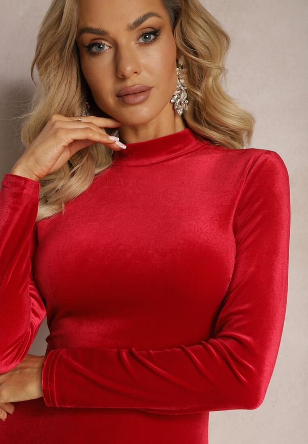 Renee - Bordowa Welurowa Sukienka Mini z Półgolfem i Frędzlami w Cyrkonie Modrina. Kolor: czerwony. Materiał: welur. Długość rękawa: długi rękaw. Długość: mini