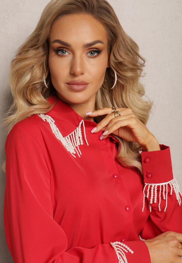 Renee - Czerwona Koszula z Długim Rękawem Ozdobiona Wiszącymi Perełkami Fadura. Kolor: czerwony. Długość rękawa: długi rękaw. Długość: długie. Wzór: aplikacja. Sezon: wiosna, zima, jesień. Styl: elegancki