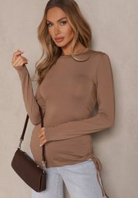 Renee - Brązowa Bluzka Longsleeve z Wiskozą o Asymetrycznym Kroju ze Ściągaczem Zepilda. Okazja: na co dzień, na spotkanie biznesowe. Kolor: brązowy. Materiał: wiskoza. Długość rękawa: długi rękaw. Długość: długie. Styl: biznesowy, klasyczny, elegancki, casual #3