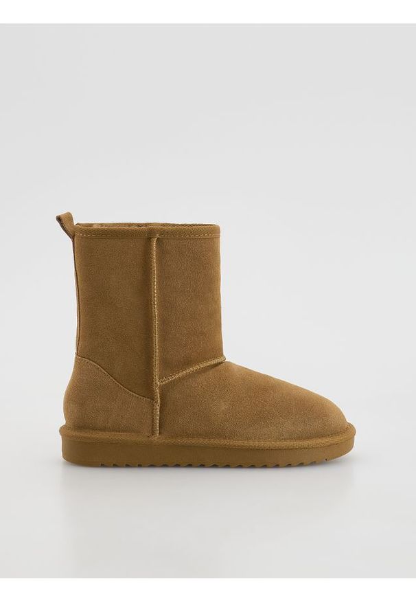 Reserved - Zamszowe śniegowce - brązowy. Kolor: brązowy. Materiał: zamsz