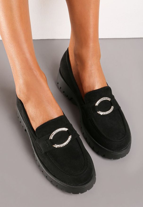 Born2be - Czarne Mokasyny na Grubej Podeszwie z Wycięciami z Metalową Ozdobą Rytina. Okazja: na co dzień. Kolor: czarny. Wzór: aplikacja. Styl: elegancki, casual