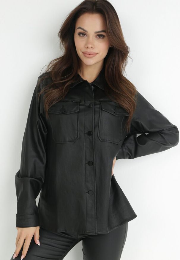 Born2be - Czarna Koszula z Imitacji Skóry Chiphi. Okazja: na co dzień. Typ kołnierza: kołnierzyk klasyczny. Kolor: czarny. Materiał: skóra. Długość rękawa: długi rękaw. Długość: długie. Styl: casual, elegancki, klasyczny