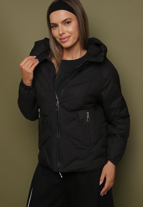 Born2be - Czarna Pikowana Kurtka z Kapturem Rękawy Zakończone Gumką Liliaz. Okazja: na spacer, na co dzień. Typ kołnierza: kaptur. Kolor: czarny. Materiał: jeans. Styl: casual