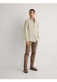 Reserved - Spodnie chino slim fit - brązowy. Kolor: brązowy. Materiał: tkanina. Wzór: gładki #1