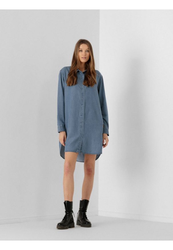 outhorn - Długa koszula jeansowa damska. Okazja: na co dzień. Materiał: jeans. Długość rękawa: długi rękaw. Długość: długie. Wzór: aplikacja. Styl: casual