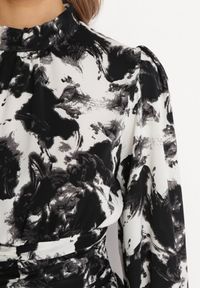 Born2be - Czarna Rozkloszowana Sukienka Mini z Ozdobnym Marszczeniem Mimizari. Okazja: na co dzień. Kolor: czarny. Typ sukienki: proste. Styl: elegancki, casual. Długość: mini #2