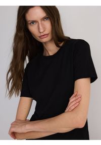 Reserved - T-shirt regular - czarny. Kolor: czarny. Materiał: dzianina, bawełna