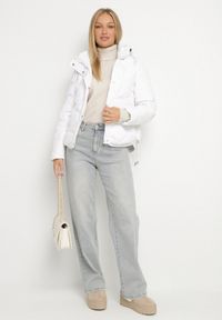 Born2be - Biała Pikowana Kurtka z Kapturem i Bocznymi Zdobieniami Ollenea. Okazja: na spotkanie biznesowe, na co dzień, do pracy, na spacer. Typ kołnierza: kaptur. Kolor: biały. Materiał: jeans. Wzór: aplikacja. Styl: biznesowy, casual, elegancki #4