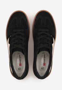 Renee - Czarne Sneakersy Kultowe Tenisówki z Zamszu Naturalnego ze Skórzaną Wkładką Rionae. Okazja: na co dzień, na randkę. Kolor: czarny. Materiał: zamsz, skóra #4