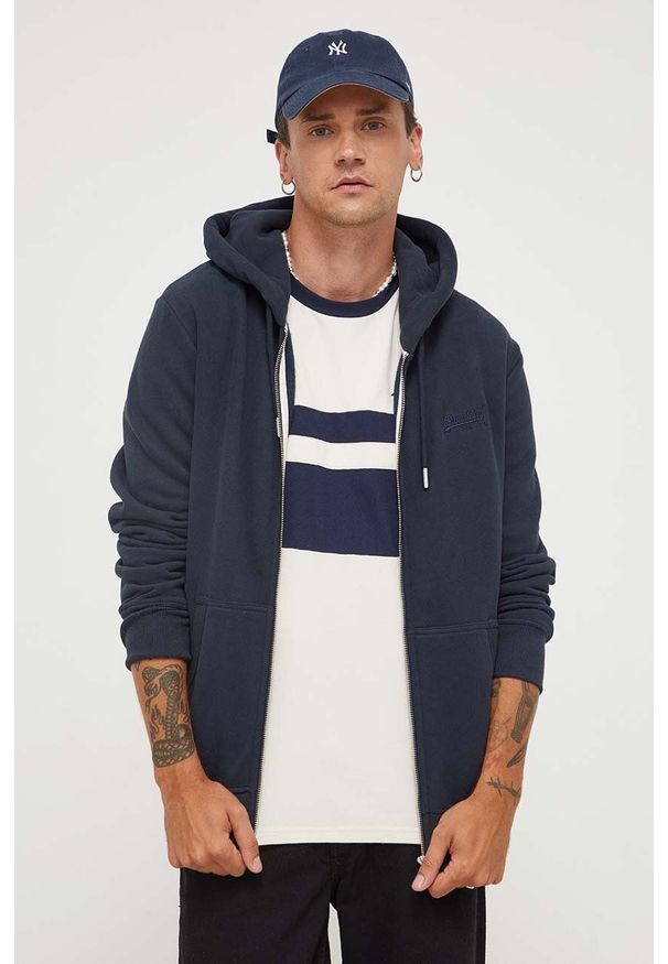 Superdry bluza męska kolor granatowy z kapturem gładka. Typ kołnierza: kaptur. Kolor: niebieski. Materiał: włókno, materiał. Wzór: gładki