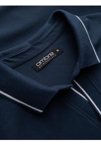 Ombre Clothing - Koszulka męska polo z dzianiny pique bez guzików - granatowa V3. Okazja: do pracy, na co dzień. Typ kołnierza: polo. Kolor: niebieski. Materiał: dzianina. Wzór: aplikacja, ze splotem, paski. Styl: klasyczny, sportowy, wizytowy, casual #4