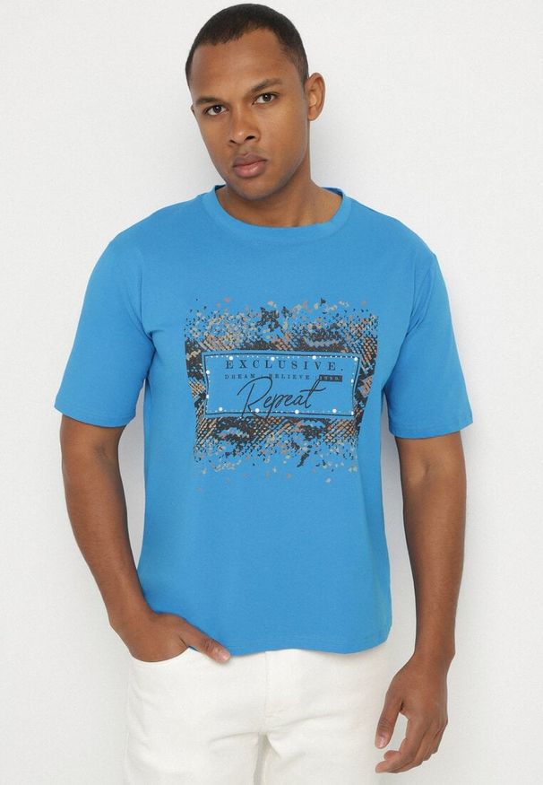 Born2be - Niebieski Bawełniany T-shirt Ozdobiony Nadrukiem Nartzedi. Okazja: na co dzień. Kolor: niebieski. Materiał: bawełna. Wzór: aplikacja, nadruk. Styl: casual