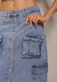 Renee - Niebieska Casualowa Jeansowa Spódnica High Waist Ozdobiona z Przodu Guzikami i Kieszeniami z Klapami Teriara. Okazja: na co dzień. Stan: podwyższony. Kolor: niebieski. Materiał: jeans. Wzór: aplikacja. Styl: casual #3