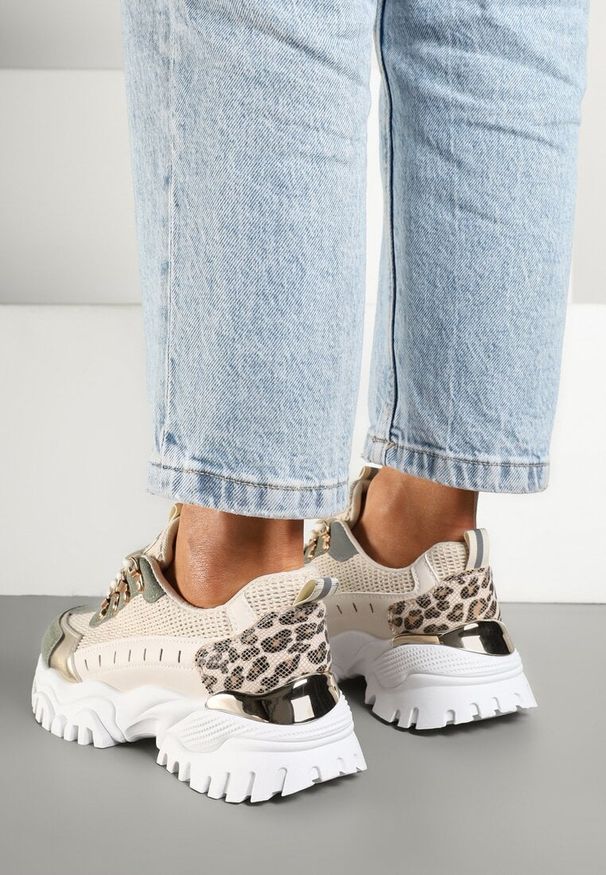 Born2be - Beżowo-Zielone Streetwearowe Sneakersy na Grubej Podeszwie z Tłoczeniami i Wzorem w Panterkę Goniswen. Okazja: na co dzień. Kolor: beżowy. Materiał: jeans. Wzór: motyw zwierzęcy. Obcas: na platformie