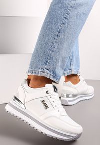 Renee - Białe Brokatowe Sneakersy na Ozdobnej Podeszwie przed Kostkę Jariana. Wysokość cholewki: przed kostkę. Kolor: biały #1