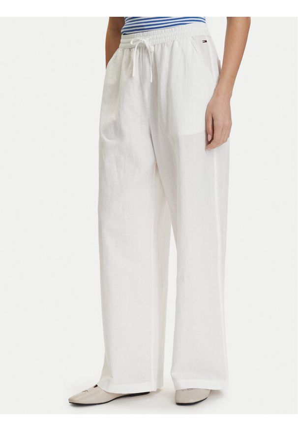 Tommy Jeans Spodnie materiałowe DW0DW22285 Biały Loose Fit. Kolor: biały. Materiał: len