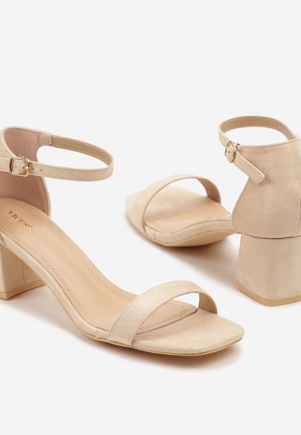 Renee - Beżowe Sandały Vices na Słupku z Kwadratowym Noskiem Galamia. Okazja: na co dzień. Kolor: beżowy. Materiał: jeans. Obcas: na słupku. Styl: casual, klasyczny, elegancki. Wysokość obcasa: średni