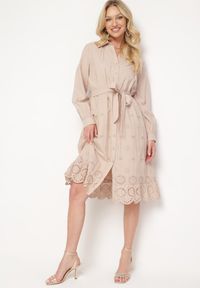 Born2be - Beżowa Koszulowa Sukienka z Bawełny Zapinana na Guziki z Materiałowym Paskiem i Koronką Uzilara. Kolor: beżowy. Materiał: bawełna, koronka, materiał. Długość rękawa: długi rękaw. Wzór: koronka. Typ sukienki: koszulowe. Styl: klasyczny #1