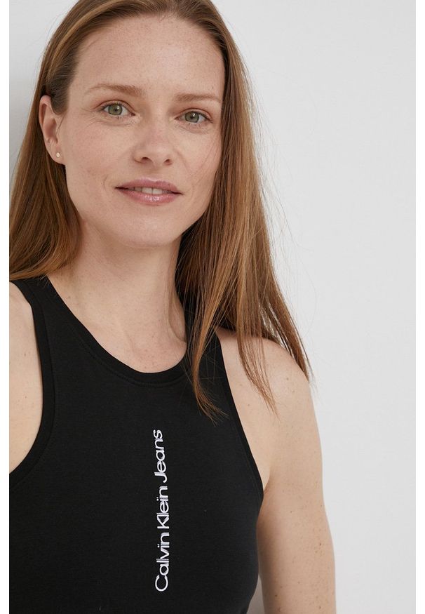 Calvin Klein Jeans sukienka kolor czarny mini dopasowana. Kolor: czarny. Długość rękawa: na ramiączkach. Wzór: nadruk. Typ sukienki: dopasowane. Długość: mini