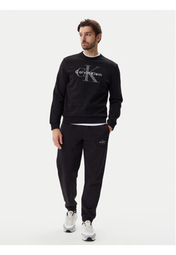 Calvin Klein Jeans Spodnie dresowe LV040BM802 Czarny Regular Fit. Kolor: czarny. Materiał: bawełna