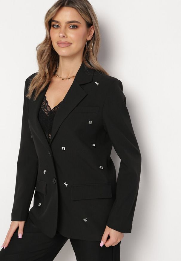 Born2be - Czarna Pudełkowa Marynarka z Kieszeniami i Ozdobnymi Literkami Keletia. Kolor: czarny. Materiał: jeans. Styl: elegancki