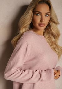 Renee - Jasnoróżowy Sweter o Klasycznym Kroju z Wełną Mairissa. Okazja: na spotkanie biznesowe, na co dzień, na spacer. Kolor: różowy. Materiał: wełna. Styl: klasyczny #3