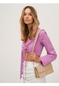 Kazar - Wizytowa torebka na szerokim pasku w beżowym kolorze. Kolor: beżowy. Materiał: skórzane. Styl: wizytowy #4