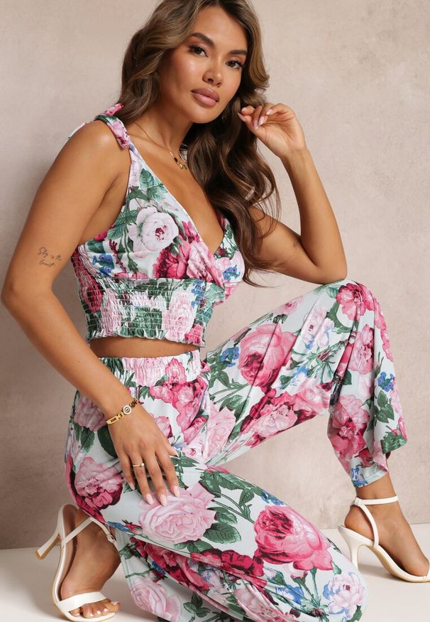 Renee - Jasnoniebieski Kwiecisty Komplet 2-częściowy z Topem i Spodniami Tartisa. Kolor: niebieski