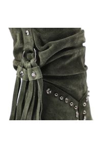 Zielone Botki Alma En Pena Modne Kowbojki Damskie. Okazja: na co dzień. Kolor: zielony. Materiał: jeans, materiał, skóra. Styl: casual, elegancki, wizytowy #7