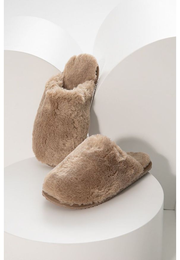 Answear Lab kapcie kolor beżowy. Nosek buta: okrągły. Kolor: beżowy. Materiał: guma. Obcas: na obcasie. Styl: wakacyjny. Wysokość obcasa: niski