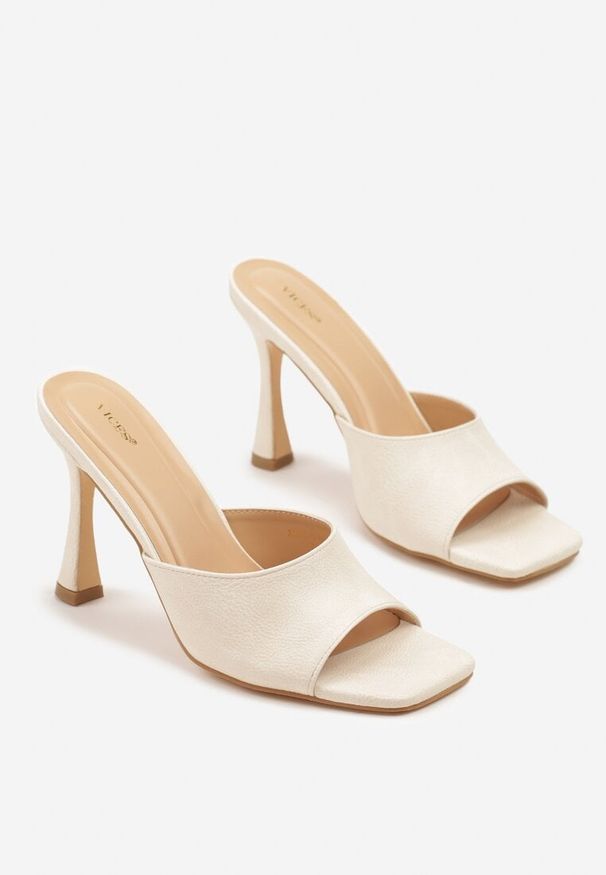 Renee - Beżowe Klapki Vices na Obcasie Typu Szpilka z Kwadratowym Noskiem Mevodina. Kolor: beżowy. Obcas: na obcasie. Wysokość obcasa: średni