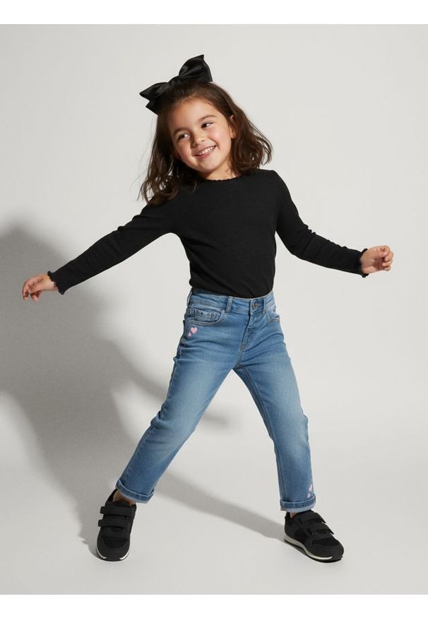 Sinsay - Jeansy straight z efektem sprania - niebieski. Kolor: niebieski