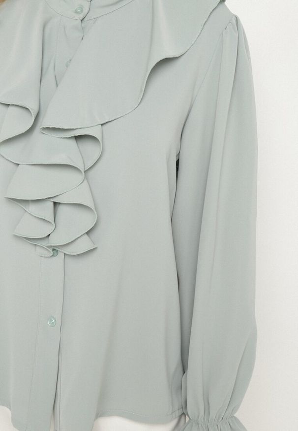 Born2be - Jasnozielona Koszula Ozdobiona Falbankami Jenisela. Okazja: na co dzień. Typ kołnierza: kołnierz z falbankami. Kolor: zielony. Materiał: jeans. Wzór: aplikacja. Styl: klasyczny, casual