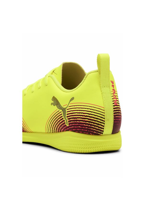 Puma - Młodzieżowe halowe buty piłkarskie FUTURE 8 PLAY IT PUMA. Kolor: żółty, wielokolorowy, różowy, czarny. Materiał: guma, syntetyk. Szerokość cholewki: normalna. Sport: piłka nożna