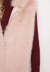 Born2be - Różowa Futerkowa Kamizelka z Kapturem o Prostym Kroju Sinthira. Okazja: na co dzień. Typ kołnierza: kaptur. Kolor: różowy. Materiał: jeans. Styl: casual, elegancki #5