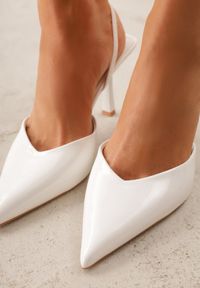 Born2be - Białe Lakierowane Szpilki z Elastycznym Paskiem na Piętę Balzorwyn. Okazja: na ślub cywilny, na randkę, na wesele, do pracy, na spotkanie biznesowe. Nosek buta: szpiczasty. Zapięcie: pasek. Kolor: biały. Materiał: lakier. Obcas: na szpilce. Styl: klasyczny, biznesowy, elegancki. Wysokość obcasa: średni #2