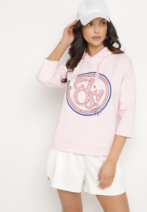 Born2be - Jasnoróżowa Bluza z Kapturem i Rękawami 3/4 Zdobiona Nadrukiem Saniriora. Typ kołnierza: kaptur. Kolor: różowy. Materiał: jeans. Wzór: aplikacja, nadruk. Styl: klasyczny, elegancki
