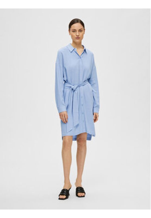Selected Femme Sukienka koszulowa 16089666 Niebieski Relaxed Fit. Kolor: niebieski. Materiał: wiskoza. Typ sukienki: koszulowe