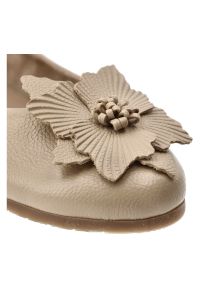 Baleriny damskie Armodo, cholewka ze skóry naturalnej z dekoracyjną aplikacją na przodzie elastyczna konstrukcja ułatwiająca zakładanie oraz płaska p. Okazja: na co dzień. Kolor: beżowy. Materiał: skóra. Szerokość cholewki: normalna. Wzór: aplikacja. Styl: casual, elegancki, klasyczny #7