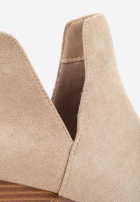 Born2be - Ciemnobeżowe Botki Vices na Obcasie z Ozdobnym Wycięciem Annaviel. Okazja: na co dzień. Nosek buta: szpiczasty. Kolor: beżowy. Materiał: dzianina. Obcas: na obcasie. Styl: casual. Wysokość obcasa: średni #6