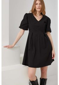 Answear Lab sukienka bawełniana kolor czarny mini rozkloszowana. Kolor: czarny. Materiał: bawełna. Długość rękawa: krótki rękaw. Typ sukienki: rozkloszowane. Styl: wakacyjny. Długość: mini