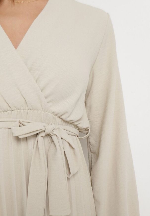 Born2be - Jasnobeżowa Sukienka Mesyre. Okazja: na randkę, do pracy. Typ kołnierza: dekolt w kształcie V. Kolor: beżowy. Materiał: materiał. Typ sukienki: kopertowe, plisowane. Długość: midi