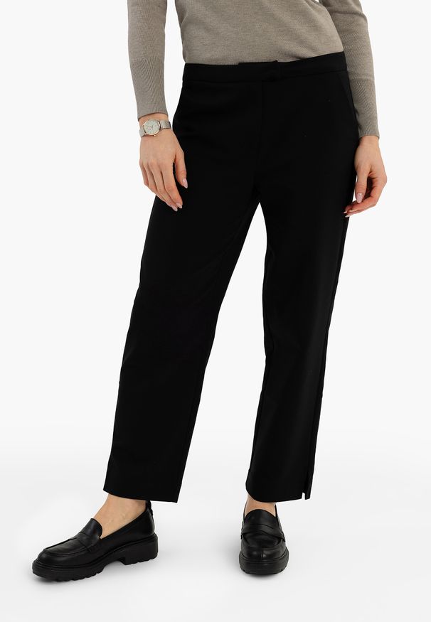 Volcano - Spodnie z prostą nogawką R-SAMI. Okazja: na co dzień. Kolor: czarny. Materiał: elastan, bawełna, materiał. Długość: krótkie. Styl: casual, elegancki, klasyczny