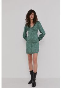 Answear Lab Sukienka kolor zielony mini prosta. Okazja: na co dzień. Kolor: turkusowy. Materiał: tkanina. Długość rękawa: długi rękaw. Wzór: gładki. Typ sukienki: proste. Styl: wakacyjny. Długość: mini #3