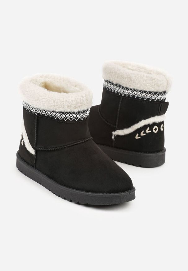 Born2be - Czarne Wsuwane Śniegowce Zdobione Futrem i Haftem Mevittia. Okazja: na co dzień. Zapięcie: bez zapięcia. Kolor: czarny. Materiał: futro. Wzór: aplikacja, haft. Sezon: zima. Styl: elegancki, casual