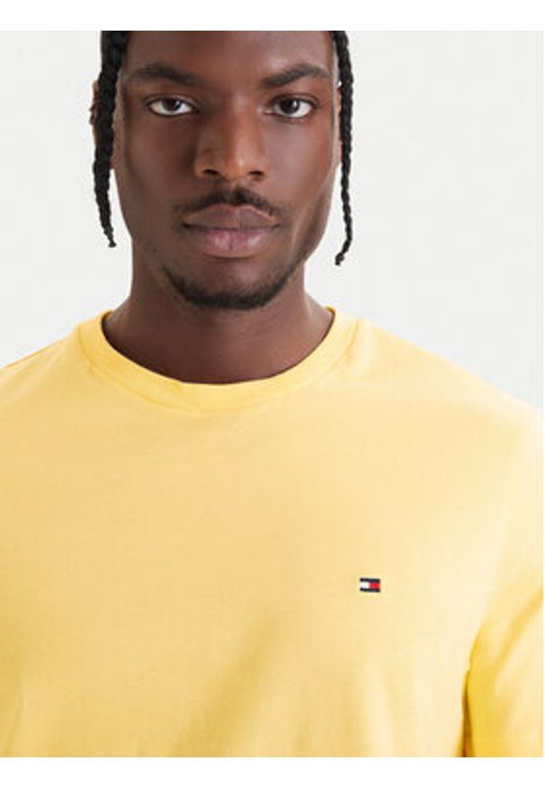 TOMMY HILFIGER - Tommy Hilfiger T-Shirt Ess Seasonal MW0MW39995 Żółty Regular Fit. Kolor: żółty. Materiał: bawełna